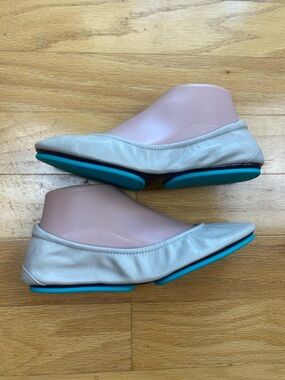Tieks Ballet Flats Size US 8 Cream (Feather Grey?)
